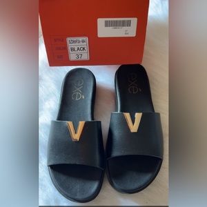 Women’s black slides